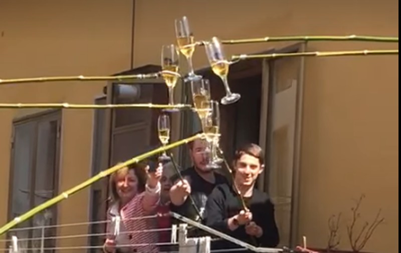 VIDEO | Petrecere de la balcoane. În Italia, câțiva vecini de bloc au ciocnit paharele cu dispozitive improvizate