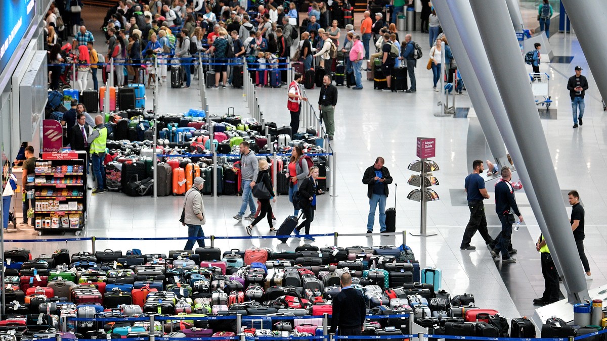 Haos pe aeroportul din Dusseldorf. Pasagerii au fost nevoiți să își lase în urmă bagajele din cauza unei defecțiuni