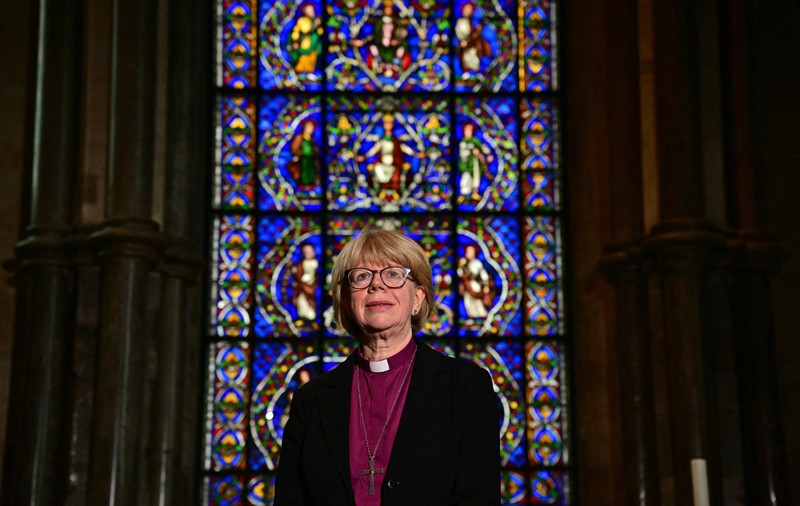 Pentru prima dată în 1400 de ani, o femeie a fost numită la șefia Bisericii Anglicane. Cine este Sarah Mullally