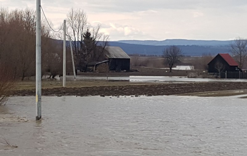 UPDATE: Două persoane sunt izolate pe o insuliță formată în urma revărsării apelor, în Brașov. Pompierii intervin să le salveze/ FOTO&VIDEO