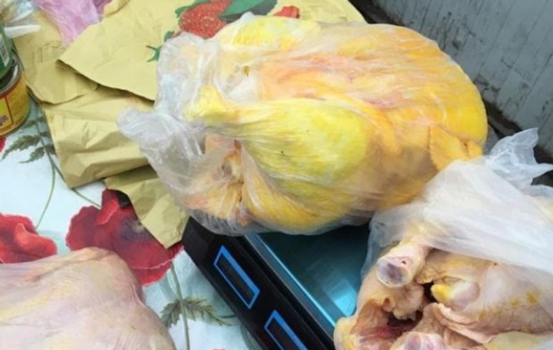 Carne de pasăre vopsită cu galben, ca să pară „de țară”! Produsele erau la vânzare într-o piață din Galați