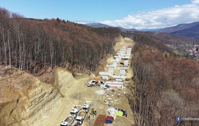 1.550 de muncitori și 300 de utilaje lucrează pe A1 din Carpați, unde se construiește Poiana, tunelul lung de 2 kilometri