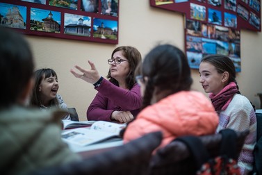 Învățătoara Eostina Abrinei predă cursuri de limba și literatura română pentru copiii românilor din Castellón. Biserica Ortodoxă Sf. Nicolae din Castellón de la Plana