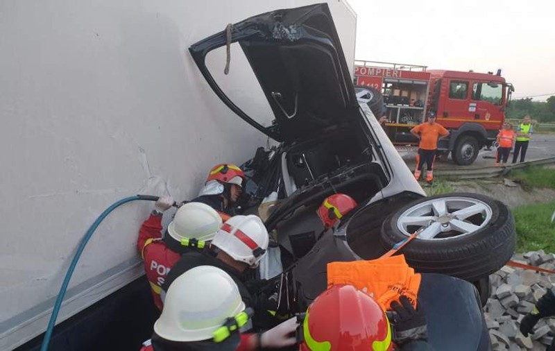 Un TIR a strivit o maşină într-un gard, apoi a intrat într-o casă, în Bacău. Un om a murit și alți doi au fost răniți