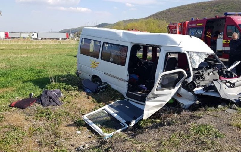 UPDATE | Accident grav pe DN1, în judeţul Cluj. Un microbuz plin cu elevi s-a răsturnat: 11 răniți, dintre care 8 minori