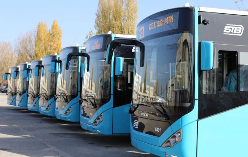 Șoferii STB, obligați să poarte costume de la 1 iulie. Câți bani s-au cheltuit în 2018 pentru uniforme