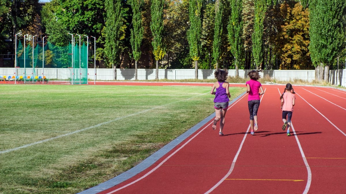 Trei copii la ora de sport