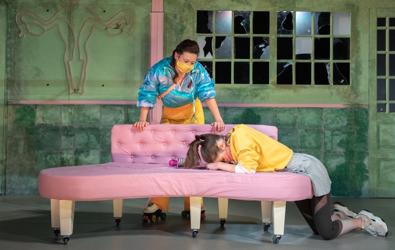 O piesă de teatru despre mame minore a stârnit revolta unor asociații de părinți conservatoare și a Inspectoratului Școlar Neamț: “Replici de canal porno”