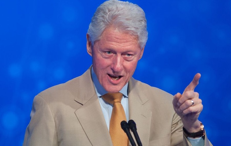 BILL CLINTON nu se POTOLEŞTE! FOTOGRAFIAT cu DOUĂ PROSTITUATE!