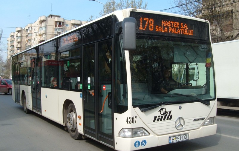 UPDATE/Liniile RATB de pe str. Luterană și-au reluat traseele de bază. Traficul a fost restricționat, din cauza unei avarii la rețeaua de apă