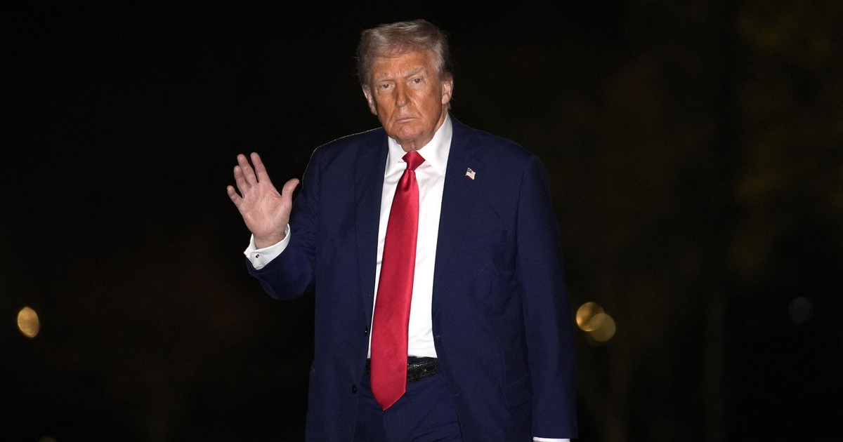 Donald Trump surprins duminică, 30 martie, la Casa Albă, după ce a revenit din Florida.