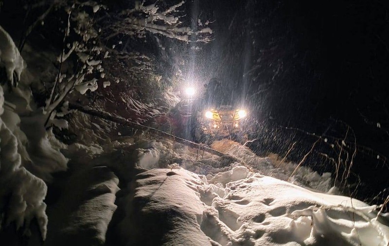 Salvatorii l-au păzit o noapte întreagă pe munte, la -20 de grade, după ce s-a rătăcit. Povestea ucraineanului găsit în viață în gerul extrem din Maramureș | VIDEO