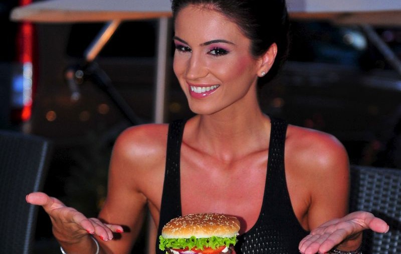 Mănâncă fast-food, dar arată senzațional! Geanina Ilieş a sărbătorit Ziua Americii cu un hamburger uriaş | FOTO