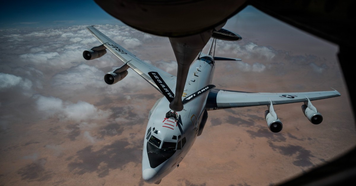 Un avion militar de luptă american, în timp ce este alimentat de la un avion Avioanele KC-135