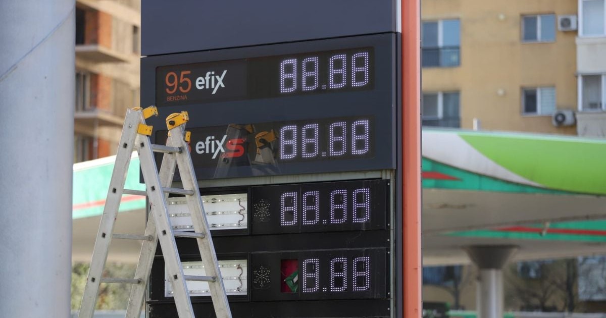 plăcuță de prețuri pentru combustibil de la benzinărie - amiaza zilei de 7 aprilie 2026