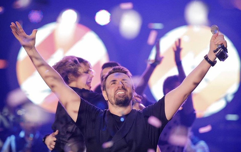 N-o să crezi CE I-A BĂGAT în GURĂ o FANĂ lui HORIA BRENCIU la un CONCERT! Aşa ceva nu te aşteptai să vezi!