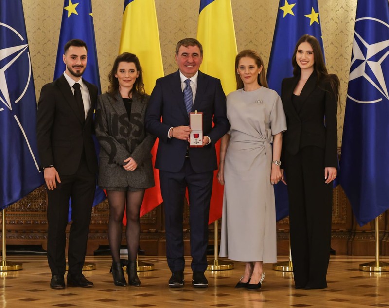 Marilena Hagi, apariție elegantă alături de Gheorghe Hagi, care a fost decorat. Cât costă pantofii pe care i-a asortat la rochia gri cu crăpătură pe picior