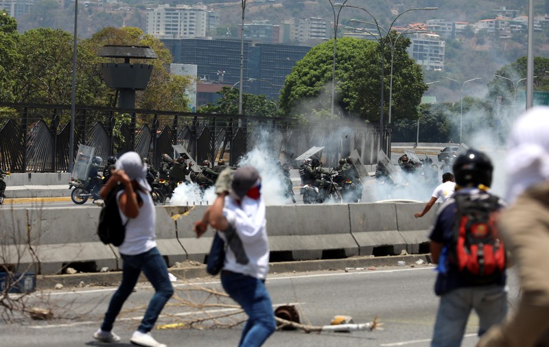 VIDEO | Criza din Venezuela. Ciocniri violente între forțele de ordine şi manifestanți: Un mort și zeci de răniți