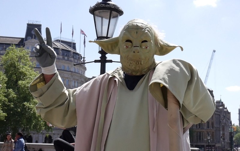 VIDEO EXCLUSIV/Yoda ”suspendați” în Trafalgar Square din Londra sunt români. Nea Viorel și-a comandat costumul la un croitor din Buzău!