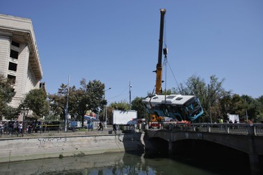 Autobuzul STB a fost scos din Dâmbovița cu ajutorul unei macarale de mare tonaj (Inquam Photos / Octav Ganea)