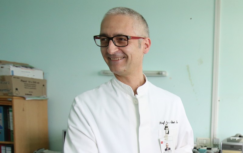 Un chirurg reputat din Timișoara, penalizat pentru comportament inadecvat. Mihai Ionac i-ar fi spus unei asistente că „o calcă pe cap”