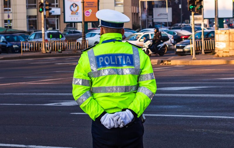 Patru poliţişti din Gorj, reţinuţi pentru tentativă de omor şi tortură. Bărbatul lovit a ajuns la spital