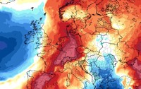 Harta meteorologică a Europei, evidențiind temperaturi ridicate reprezentate cu roșu în vest și nord, respectiv temperaturi mai scăzute colorate în albastru în sud-est și bazinul mediteranean.