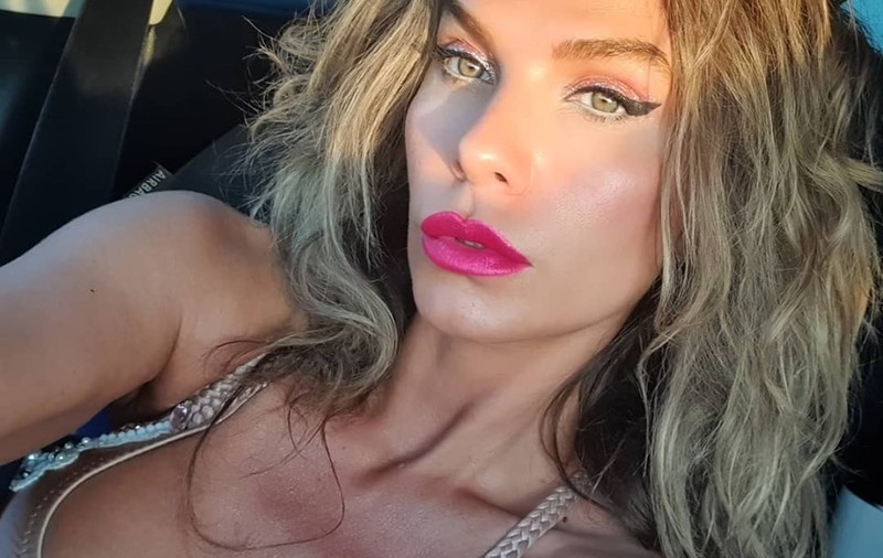 Anna Lesko, topless în balcon. Ipostază provocatoare cu artista
