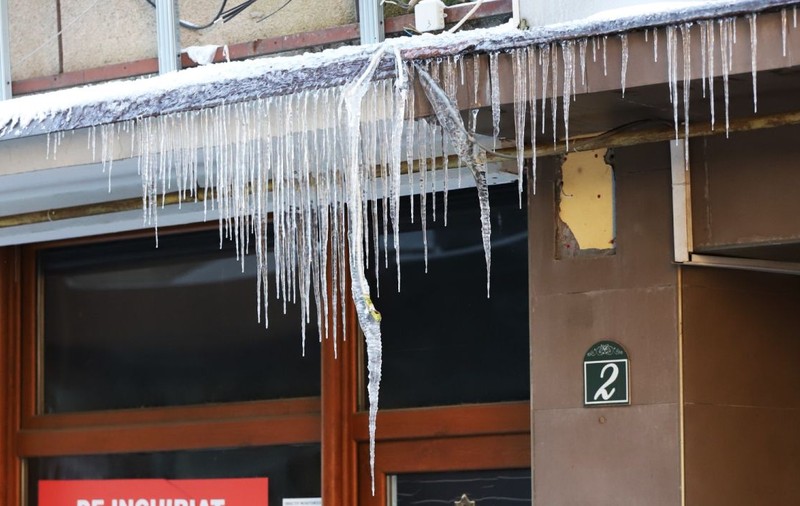 Vremea se răcește din nou, vom avea -15 grade Celsius, ninsori și polei. Zonele din țară care sunt sub avertizare meteo ANM