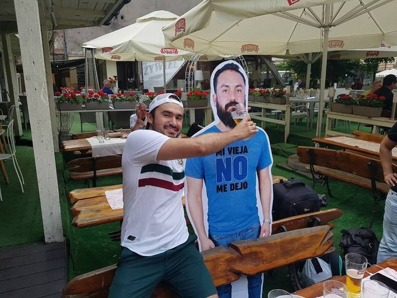 Prietenii i-au dat și bere lui „Javier”