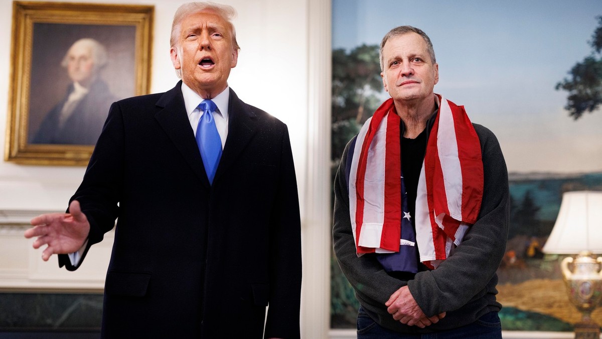 Donald Trump discută cu presă alături de profesorul Marc Fogel, eliberat din Rusia Foto: Profimedia
