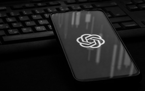 OpenAI angajează sute de contractori care citesc conversații ChatGPT. Date sensibile pot trece de filtru
