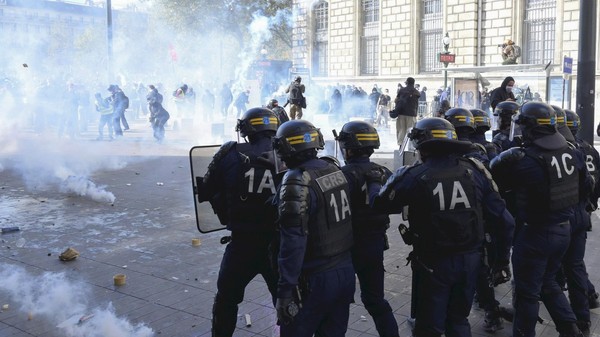 Ciocniri între manifestanți și polițiști, la Paris Sursa foto: Profimedia