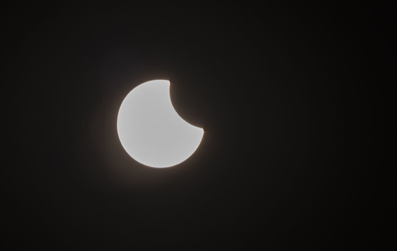 Fenomen astronomic rar, azi: Eclipsă totală de Soare, cu un traseu neobișnuit