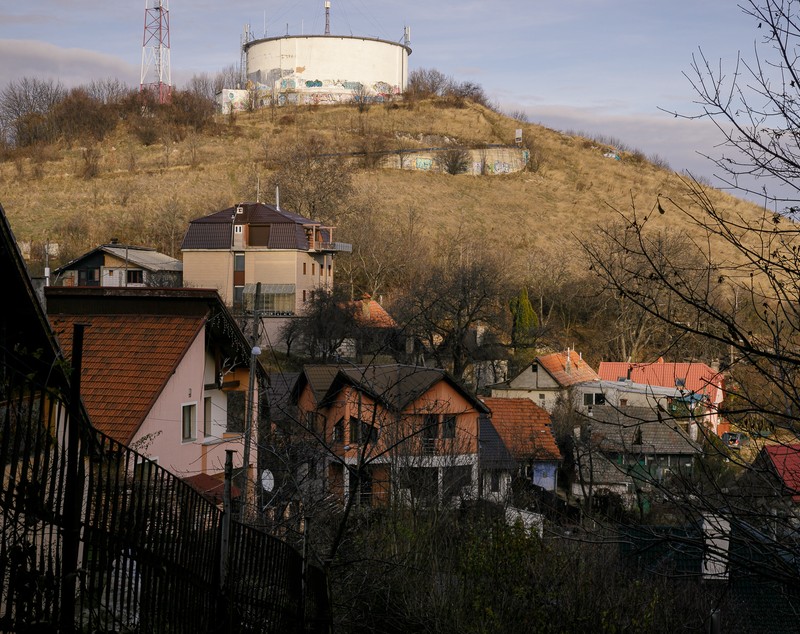 Povestea bărbatului care locuiește de 5 ani într-un cort, pe Dealul Melcilor din Brașov: “Crăciun, Revelion, Paști sunt șterse de la mine de pe hârtie”
