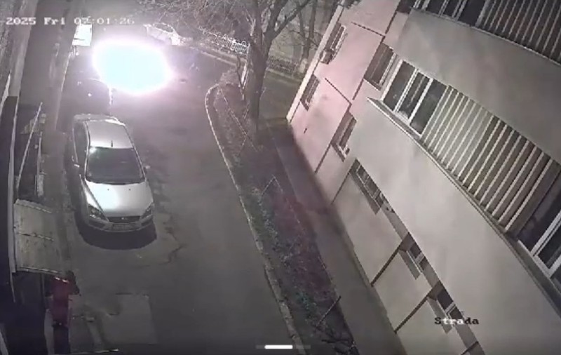 Momentul când femeia din București a dat foc unei mașini după ce a fost concediată de la un salon de masaj. I-a luat un minut | VIDEO