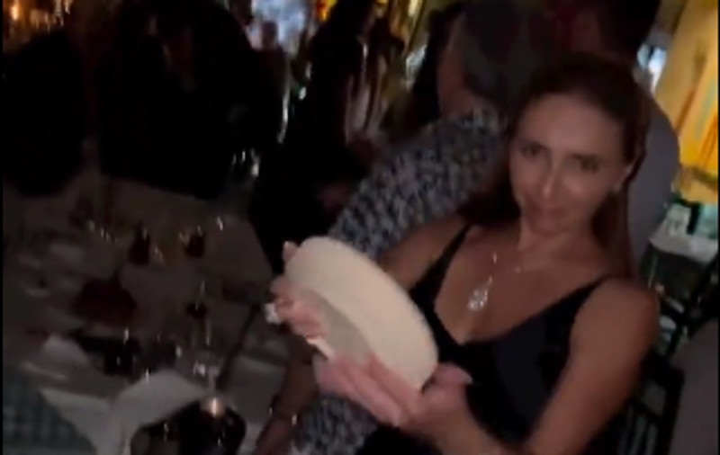 Soţia purtătorului de cuvânt al Kremlinului, filmată în timp ce sparge farfurii în vacanţa din Grecia: „Cum i s-a permis să intre în țară?”