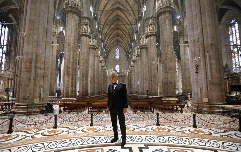 VIDEO | Andrea Bocelli, concert fără spectatori, de Paștele catolic, la Domul din Milano. Imagini incredibile din catedrală și din piață