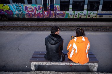 Spectacolul venirii trenurilor e parte din rutina zilnică a celor doi tineri