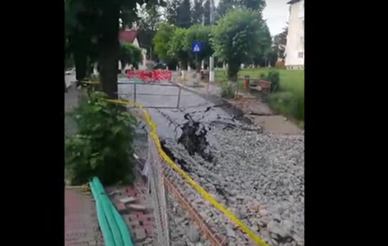 Craterul de pe strada surpată din Slănic Prahova s-a adâncit din nou. Ce spun autoritățile