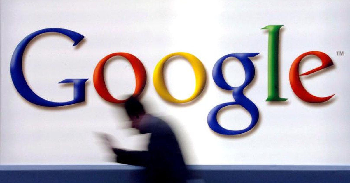 Cum ştergi informaţiile pe care Google le ştie despre tine. Umbra unui om care trece pe lângă sigla Google
