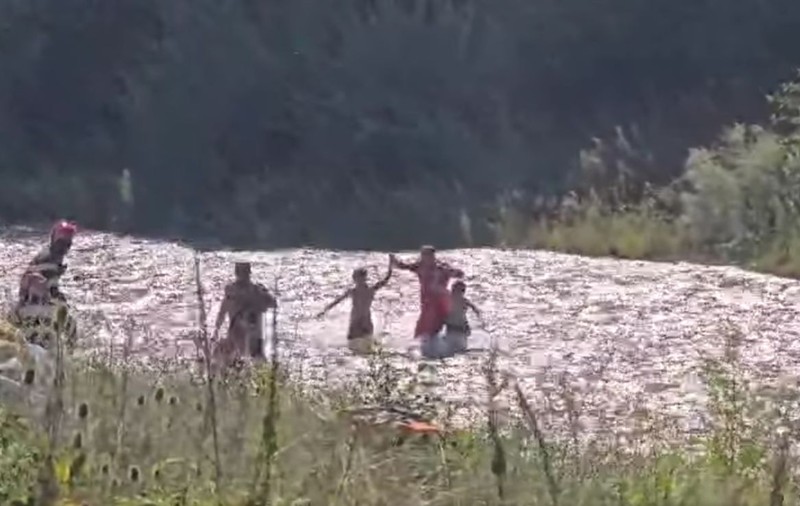 Imagini dramatice cu pompierii care salvează trei copii din apele învolburate ale Râului Târgului, în Argeș. VIDEO