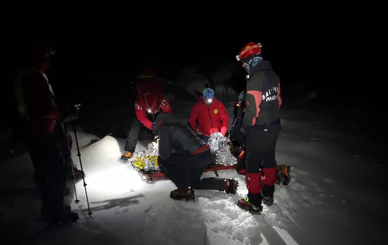 Turistul polonez căzut într-o prăpastie din Munţii Latoriţei, salvat după şapte ore de salvamontiști