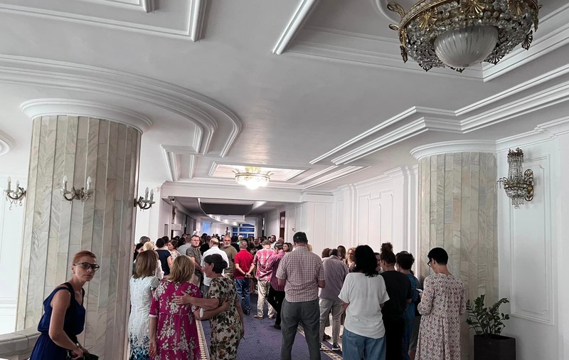 Protest spontan la Ministerul Finanțelor, angajații sunt nemulțumiți că vor pierde tichetele de vacanță și sporuri