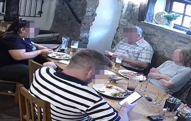 O familie „făcută de râs” că n-a plătit patru fripturi și mai multe beri la restaurant a primit o mică avere despăgubire