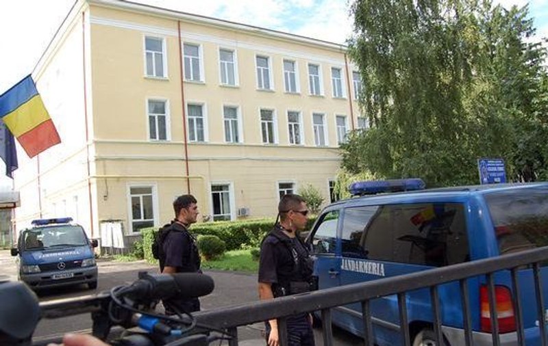 Un elev de la un liceu din Bacău a fost găsit spânzurat în toaleta căminului. Băiatul a lăsat un bilet de adio