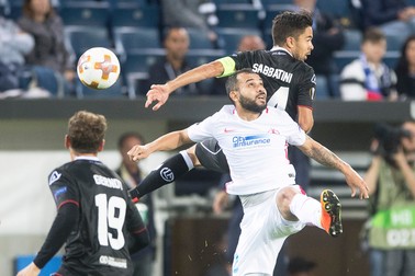 epa06232825 Jonathan Sabbatini (back R) of Lugano in action against Romario Benzar (front) of Steaua during the UEFA Europa League group G soccer match between FC Lugano and FC Steaua Bucharest in Lucerne, Switzerland, 28 September 2017. EPA-EFE/URS FLUEELER