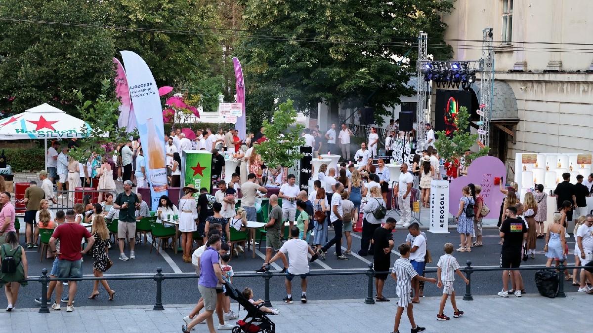O stradă plină de oameni din Galați