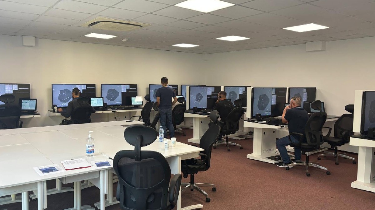Mai mulți angajați Romatsa într-un birou deschis, stau în fața computerelor