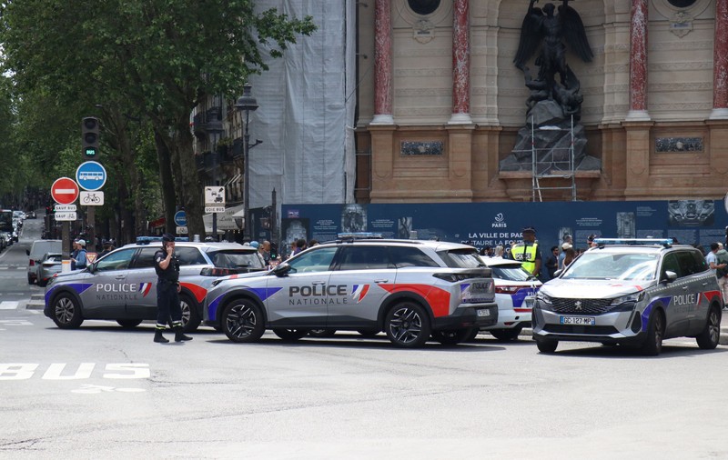 54 de minute de nebunie pură pentru un șofer: 170 km/h pe acostament, în sens invers în sensuri giratorii și mașini de poliție avariate, într-o urmărire de 36 km